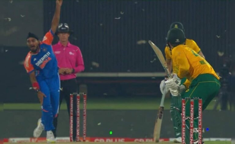Bizarre – Flying Ants ‘Attack’ Stops India vs South Africa T20I In Centurion. Internet Can’t Keep Calm – Watch Bizarre – Flying Ants ‘Attack’ Stops India vs South Africa T20I In Centurion. Internet Can’t Keep Calm – Watch