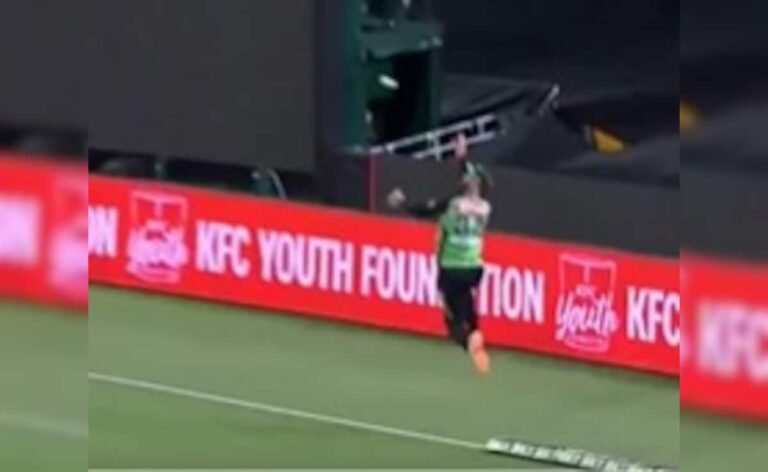 “Catch Of The Year”: Glenn Maxwell Kicks Off 2025 New Year’s Highlight Reel With One-Handed Stunner “Catch Of The Year”: Glenn Maxwell Kicks Off 2025 New Year’s Highlight Reel With One-Handed Stunner
