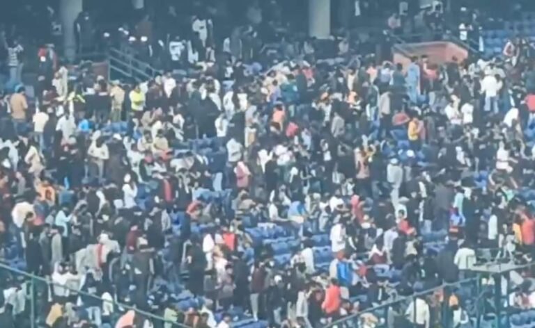 Watch: Delhi Stadium Emptied In Minutes After Virat Kohli’s Dismissal Watch: Delhi Stadium Emptied In Minutes After Virat Kohli’s Dismissal